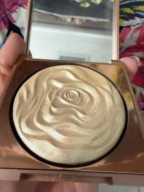 Radiant Gold Rose Highlighter - Lightweight Luminous Glow